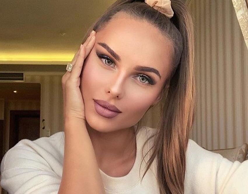 Певица Ханна рассказала о своих проблемах с кожей